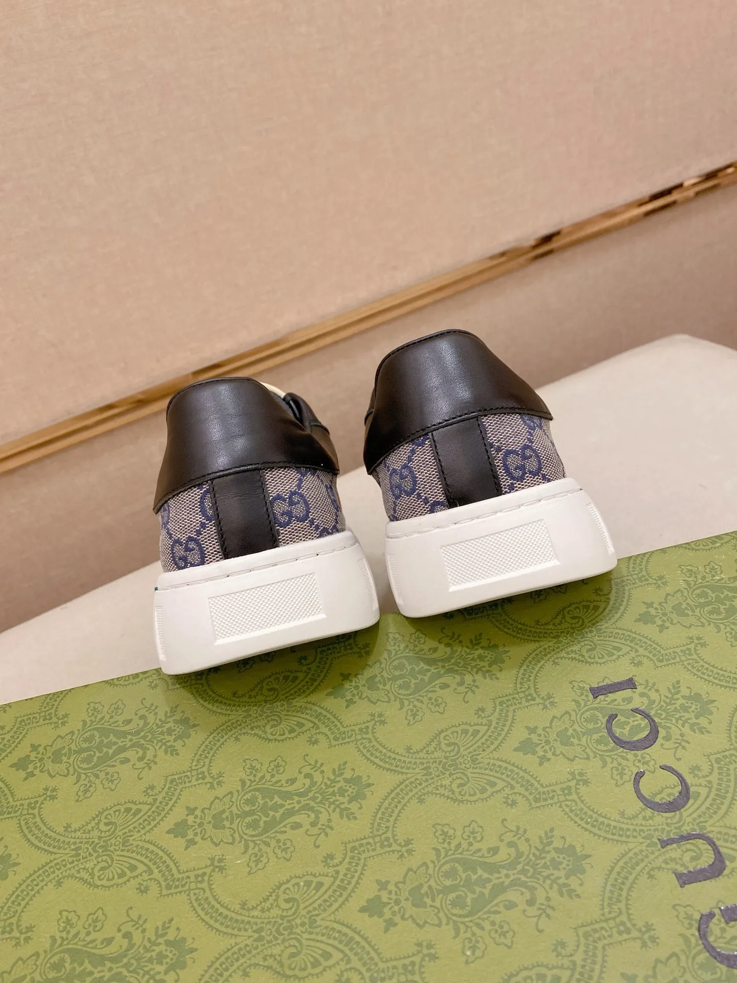Factory price: 400💰 (GUCCI) The latest model from the official website 🎁🎁Casual and fashionable men's shoes👟, hot style💥The version is simple and elegant, exclusive for trendy men. Unique latest brand elements from the official website👑Original decoration, fashionable and generous, the fabric is original cowhide ✅Sheepskin lining, the official website specifies wear-resistant casual outsole, the classic model is taken in kind at the counter🎬38-44 (45 is not returned or exchanged when customized)